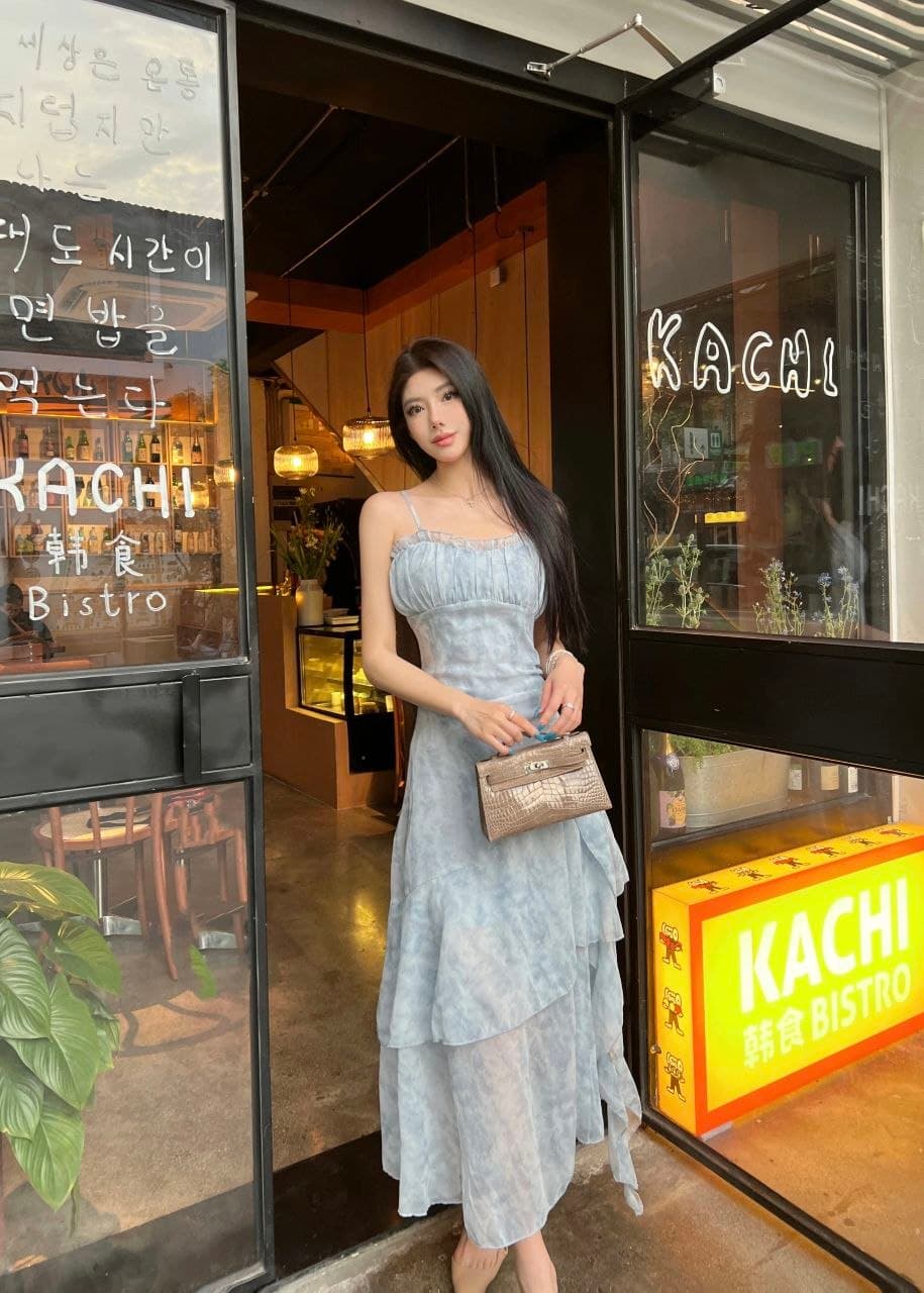 Dress Maxi Wanita Floral Chiffon Biru Tali Spaghetti Ruffle Pinggang Fit Belahan Samping Elegan