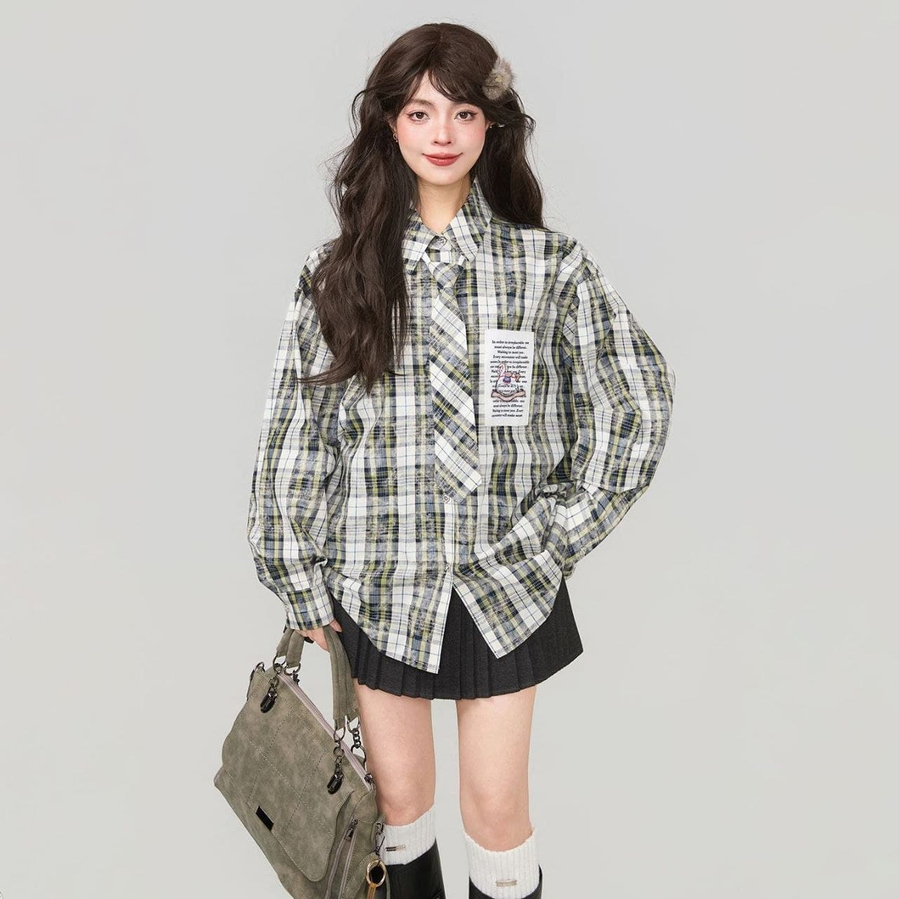 Kemeja Wanita Kotak-Kotak Hijau Lengan Panjang + Dasi Gratis – Atasan Casual Motif Grafiti Gaya American Style Koleksi Early Spring 2026