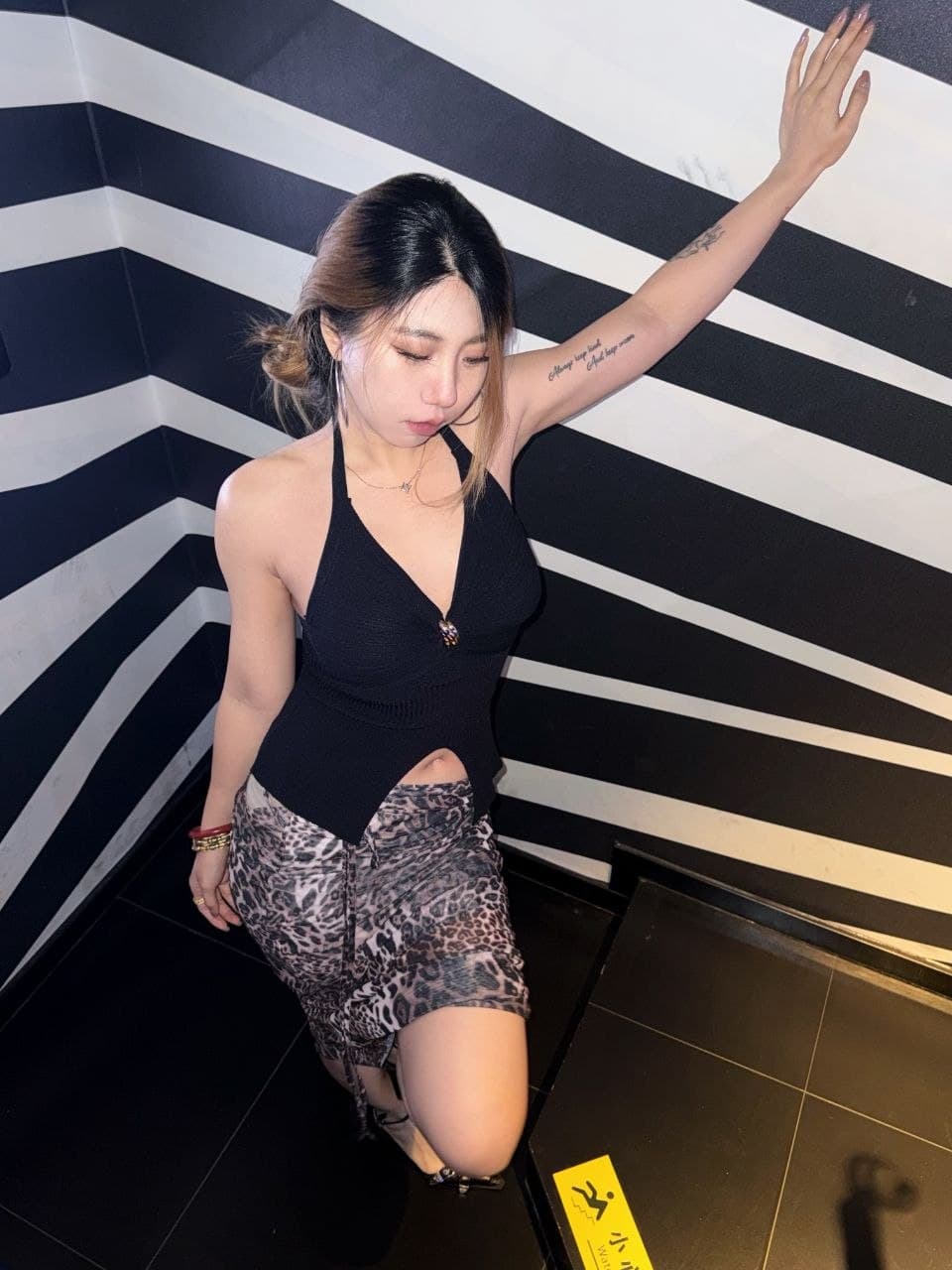 Atasan Halter Wanita Sexy, Model Twist, Backless, V-Neck, Fit Body, Detail Lipit, Menonjolkan Siluet Tubuh