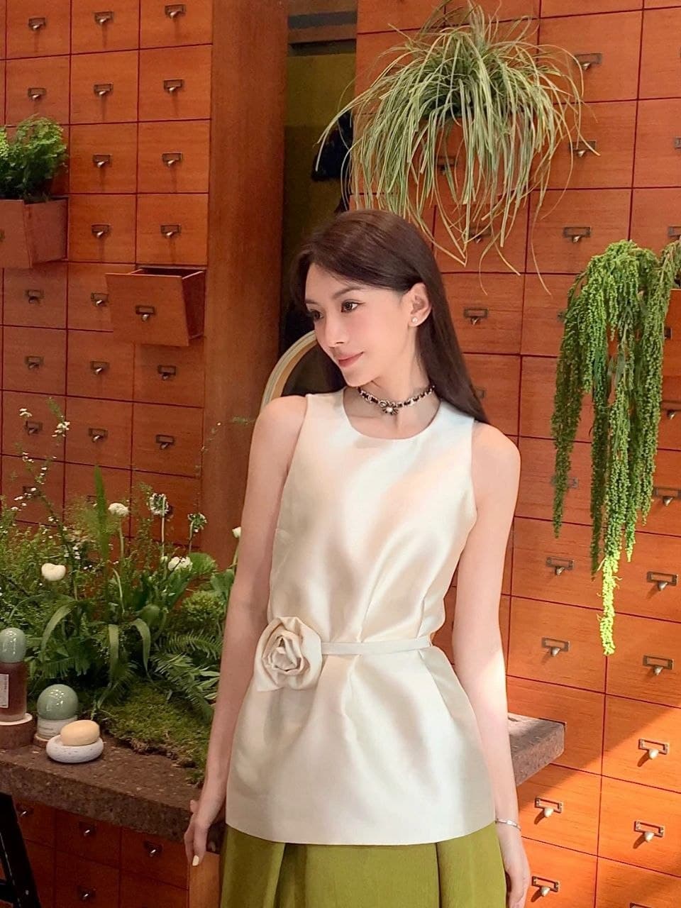 Atasan Tank Top Satin Wanita Gaya Prancis, Motif Bunga, Tali Pinggang, Kerah Bulat, Tanpa Lengan, Elegan & Vintage.