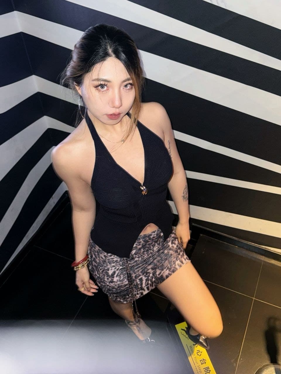 Atasan Halter Wanita Sexy, Model Twist, Backless, V-Neck, Fit Body, Detail Lipit, Menonjolkan Siluet Tubuh