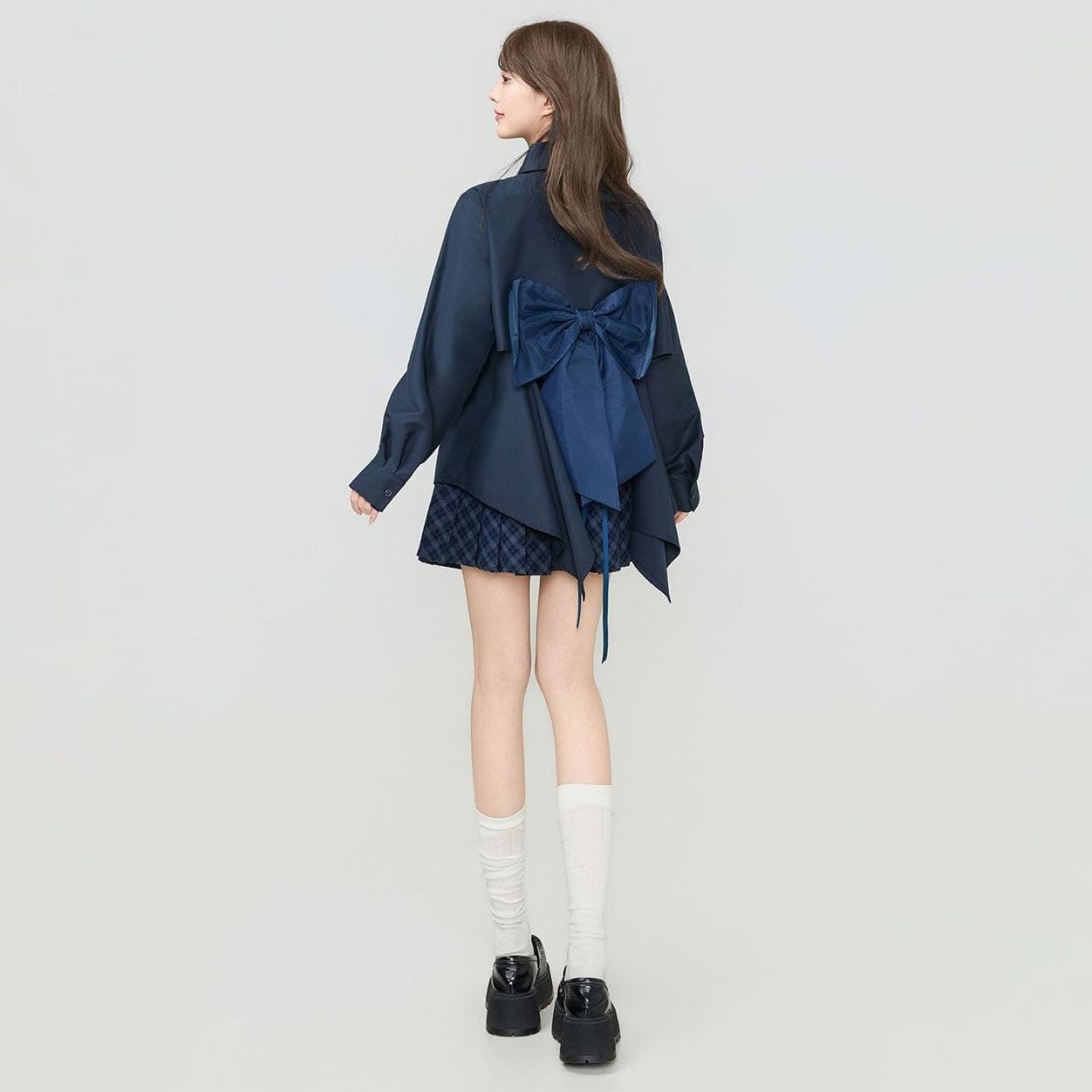 Kemeja Wanita Putih Pita Ribbon Gaya Korean Girl – Atasan Lengan Panjang Oversize dengan Desain High-Low (Depan Pendek Belakang Panjang), Casual, Elegan & Fashion