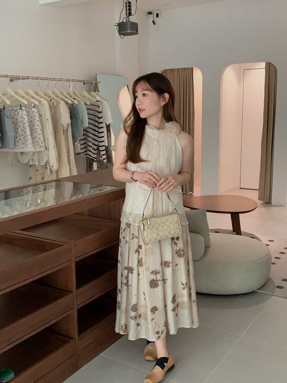 Atasan Wanita Chiffon Warna Beige, Gaya Prancis, Motif Bunga 3D, Off-Shoulder, Halter, Tanpa Lengan, Sweet & Sexy