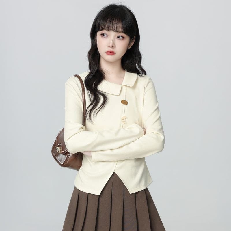 Kaos Wanita Lengan Panjang Warna Krem dengan Kerah Polo – Atasan Slim Fit Pinggang Ramping, Desain Asimetris, Casual Elegan, Cocok untuk Musim Semi & Gugur