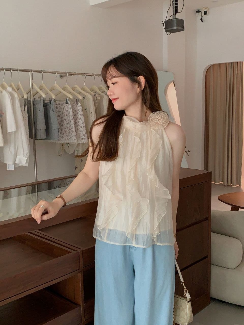 Atasan Wanita Chiffon Warna Beige, Gaya Prancis, Motif Bunga 3D, Off-Shoulder, Halter, Tanpa Lengan, Sweet & Sexy