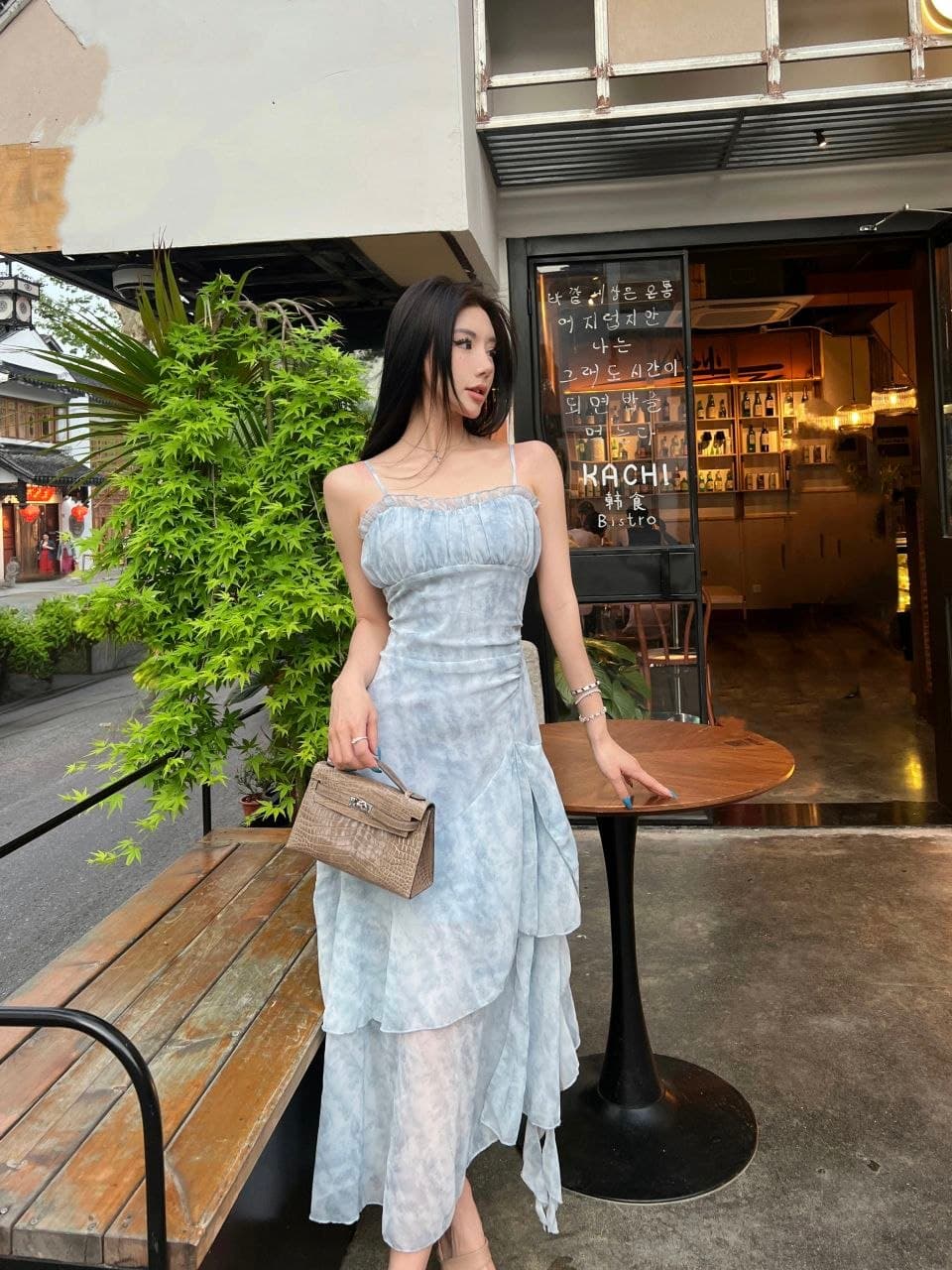 Dress Maxi Wanita Floral Chiffon Biru Tali Spaghetti Ruffle Pinggang Fit Belahan Samping Elegan