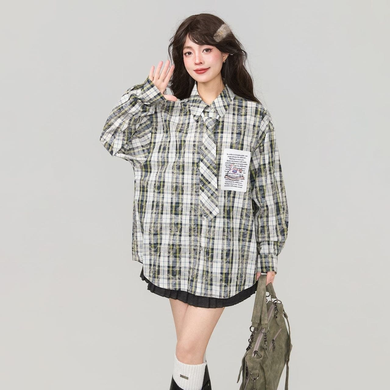 Kemeja Wanita Kotak-Kotak Hijau Lengan Panjang + Dasi Gratis – Atasan Casual Motif Grafiti Gaya American Style Koleksi Early Spring 2026