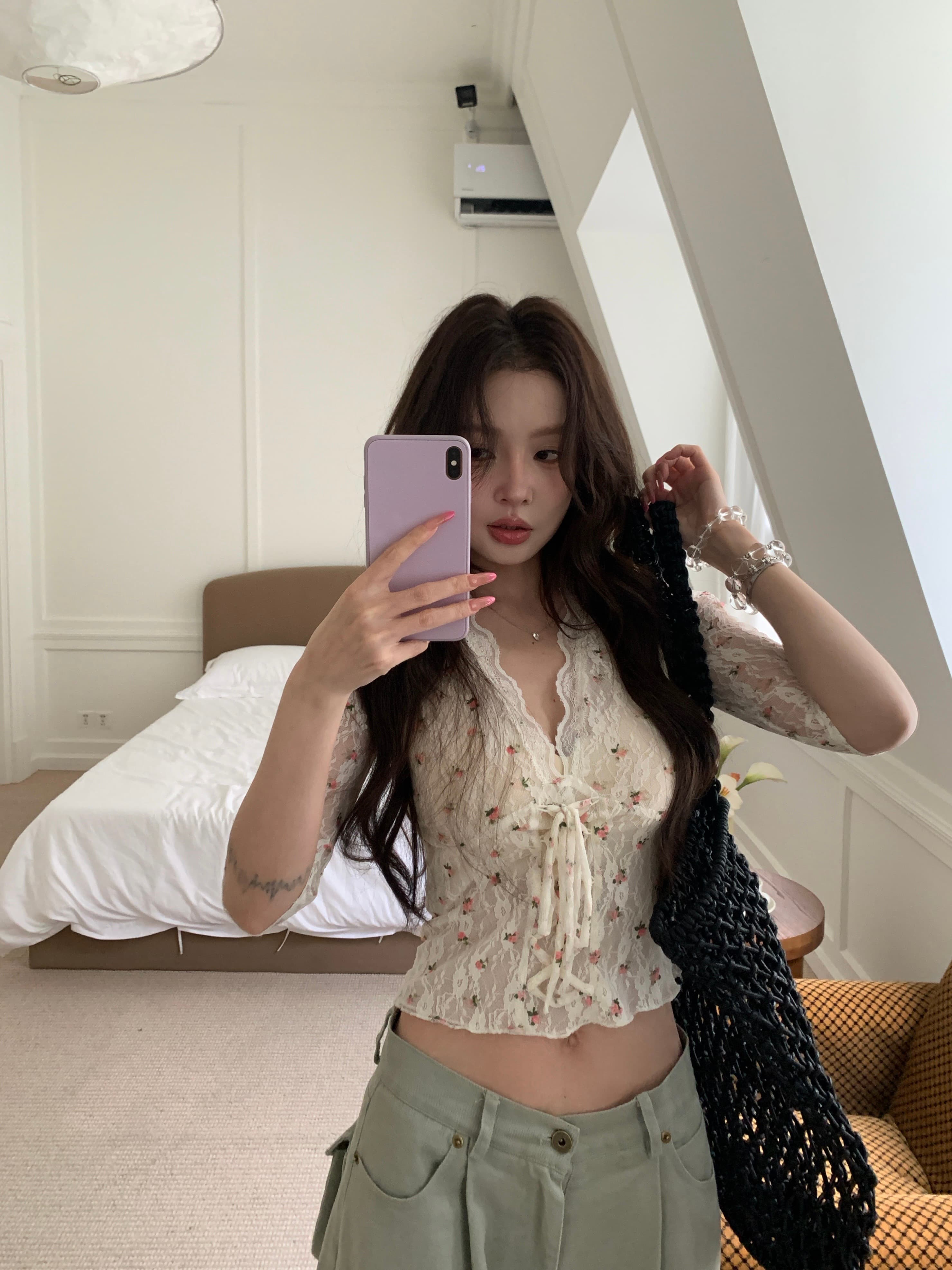 Blouse Floral V-Neck Wanita | Atasan Renda Ikat Pinggang Slim Fit | Blouse Korean Style Elegan & Feminim