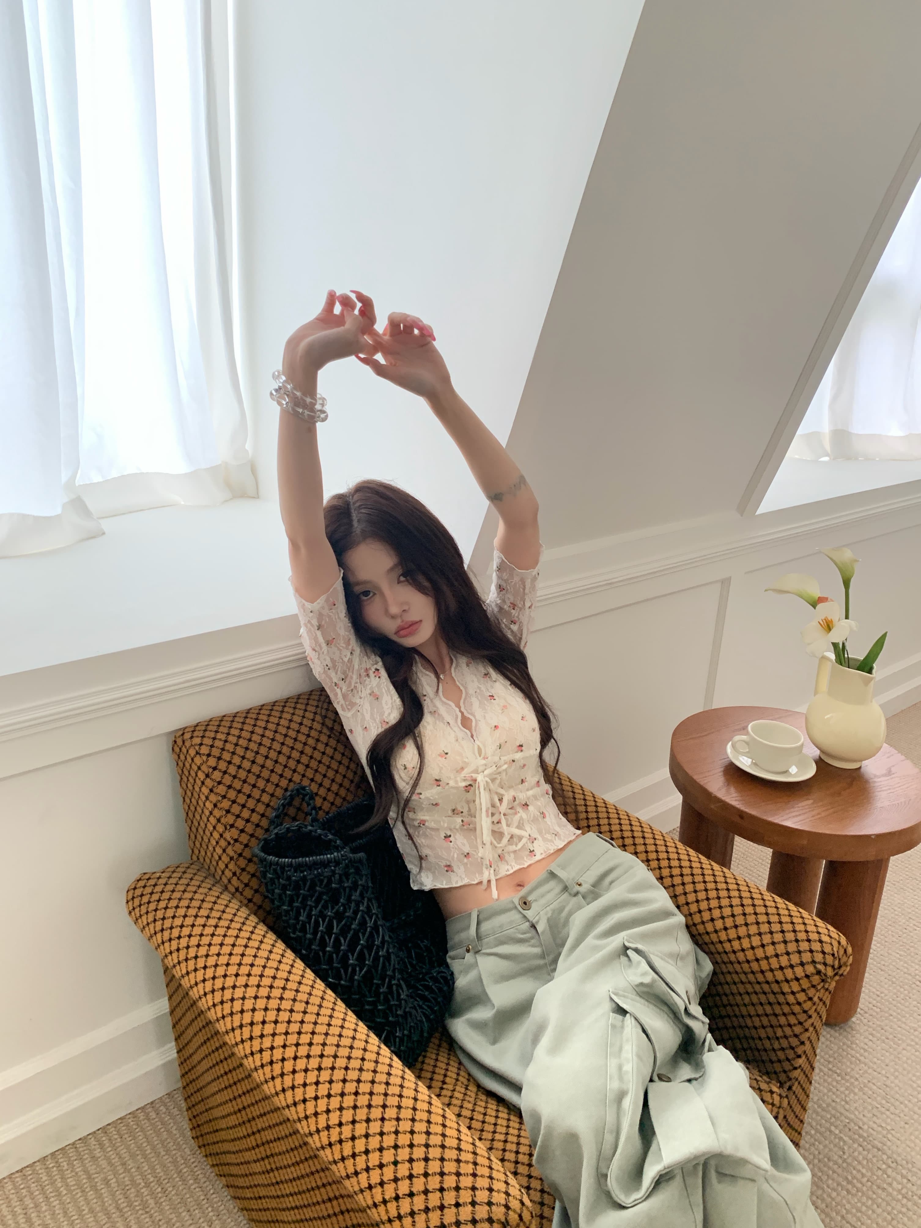 Blouse Floral V-Neck Wanita | Atasan Renda Ikat Pinggang Slim Fit | Blouse Korean Style Elegan & Feminim