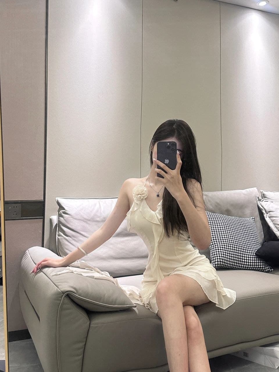 Dress Mini Putih Wanita Halter, Detail Ruffle, Pinggang Ramping, Cocok untuk Tubuh Mungil & Liburan Musim Panas