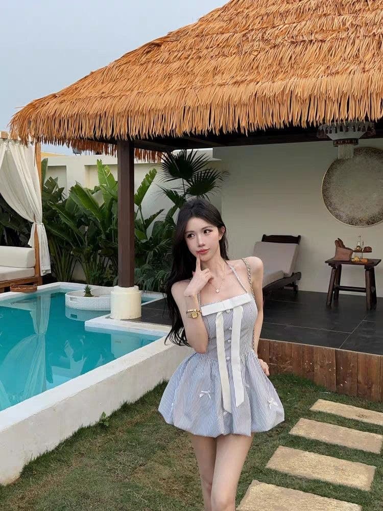 Dress Mini Halter Wanita Motif Garis dengan Pita Kupu-Kupu, Bubble Hem, Sleeve Renda, Gaya Sweet Girl Y2K