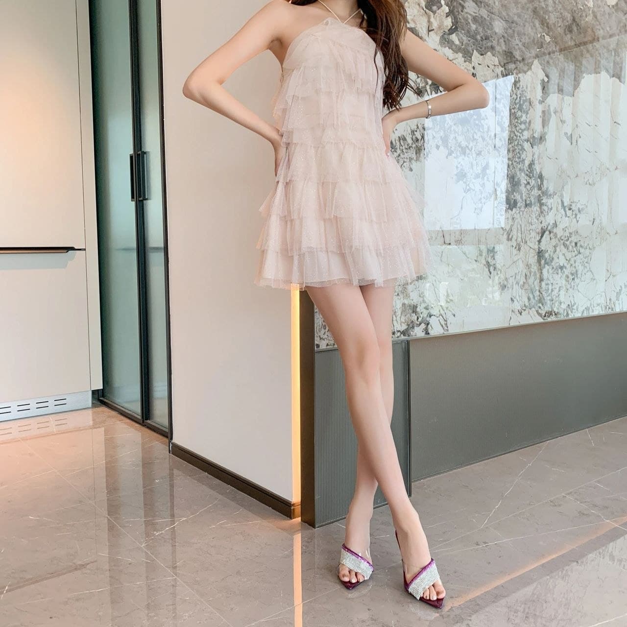 Dress Mini Wanita Warna Beige, Spaghetti Strap, Ruffle, Desain Unik, Gaya Sexy & Elegan, Model Terbaru Musim Panas