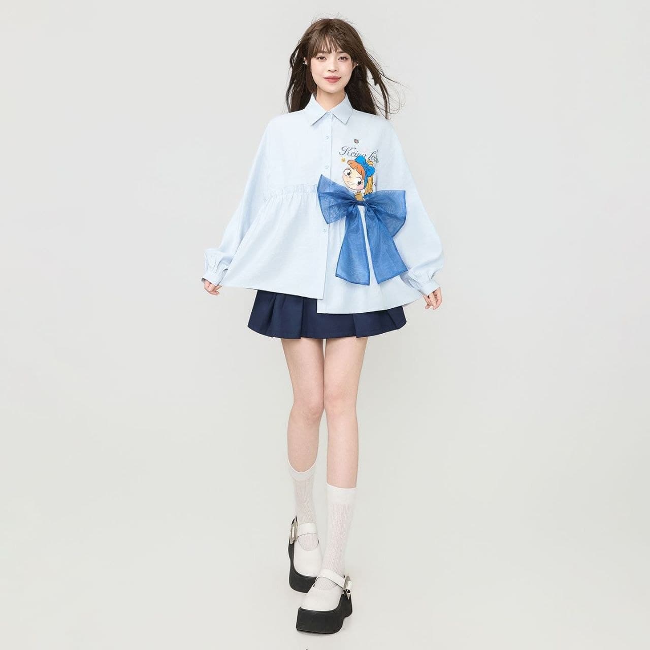 Kemeja Wanita Biru Lengan Panjang Gaya Korean Soft Girl – Atasan dengan Pita Ribbon & Detail Patchwork, Casual Elegan, Cocok untuk Musim Semi & Panas