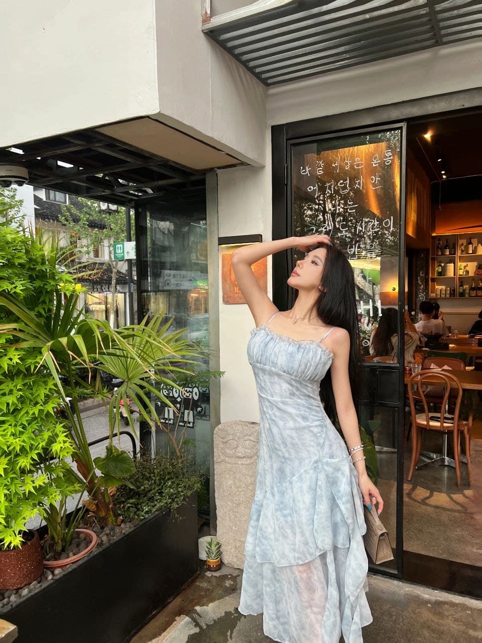 Dress Maxi Wanita Floral Chiffon Biru Tali Spaghetti Ruffle Pinggang Fit Belahan Samping Elegan