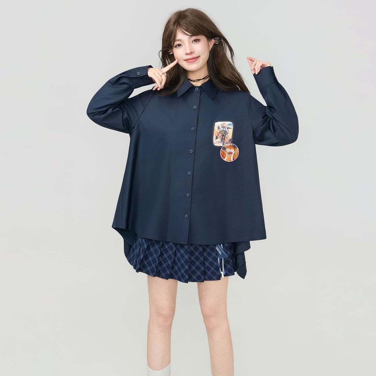 Kemeja Wanita Putih Pita Ribbon Gaya Korean Girl – Atasan Lengan Panjang Oversize dengan Desain High-Low (Depan Pendek Belakang Panjang), Casual, Elegan & Fashion