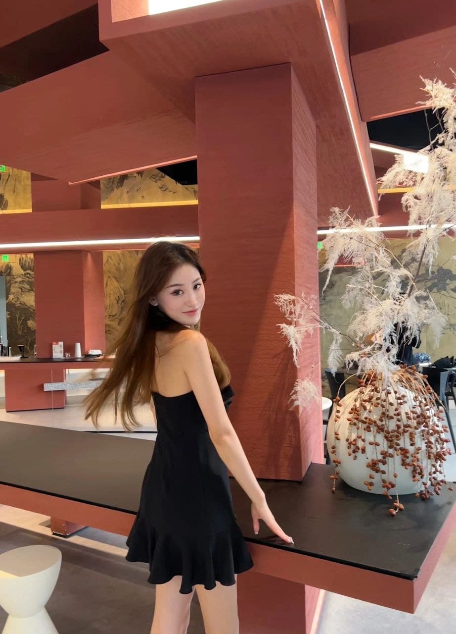 Dress Mini Hitam Wanita Halter Backless dengan Rantai, Ruffle, Gaya Seksi & Romantis Vintage, Cocok untuk Tubuh Mungil