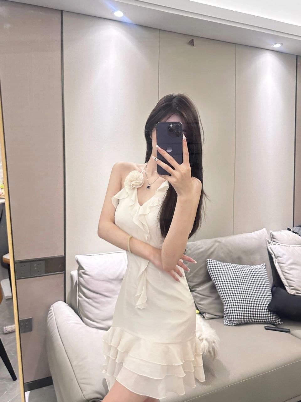 Dress Mini Putih Wanita Halter, Detail Ruffle, Pinggang Ramping, Cocok untuk Tubuh Mungil & Liburan Musim Panas