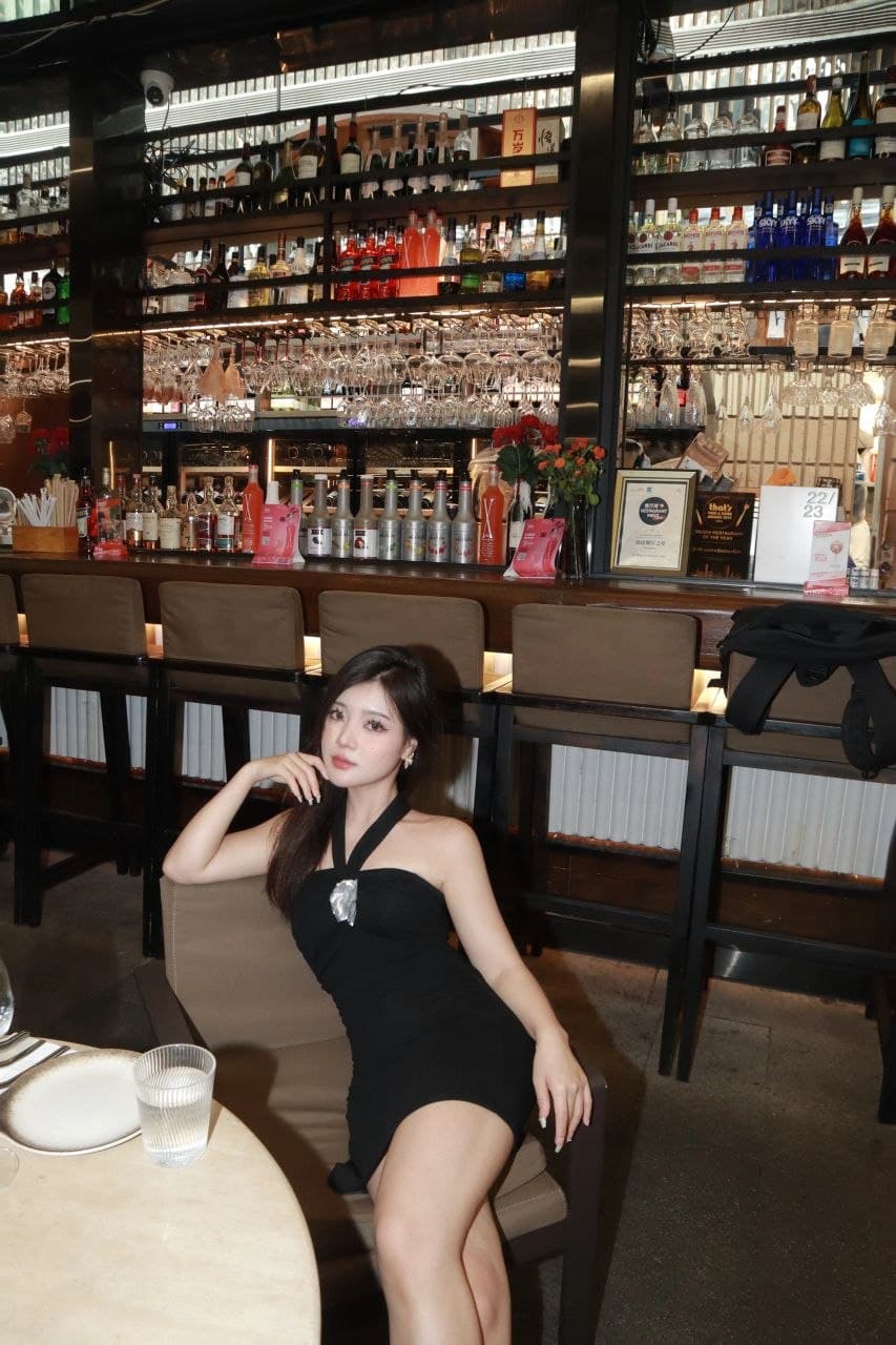 Dress Halter Hitam Wanita Gaya Sexy, Model Bunga Asimetris