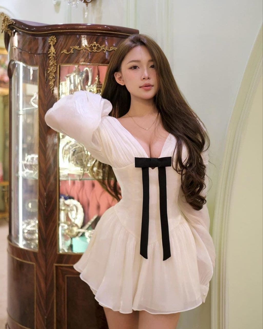 Dress Mini Putih Wanita Gaya Liburan Prancis, V-Neck dengan Pita, Lengan Balon, Model A-Line, Pinggang Ramping, Cocok untuk Awal Musim Panas